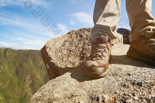 穿着<strong>登山鞋</strong>的在石山的背景上