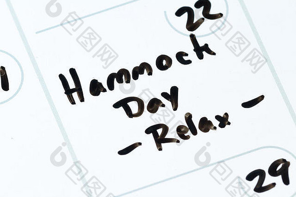 每日<strong>计划表</strong>或日历的特写镜头，为庆祝活动或节日（如吊床日）手写信息