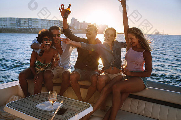 一群年轻人在游艇上举行盛大的聚会。男女朋友在船上聚会。