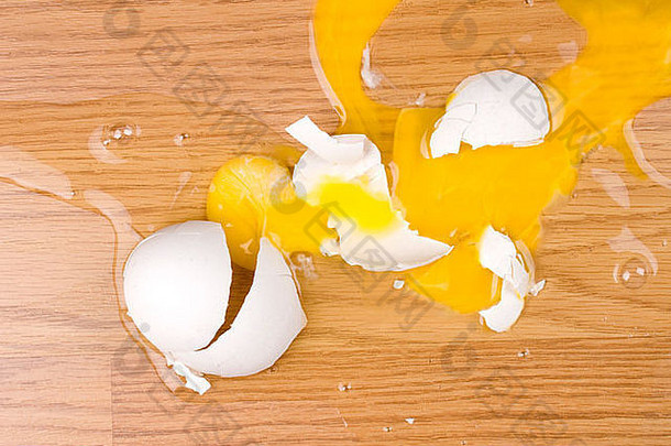 掉在地板上的一个鸡蛋碎了，到处都是蛋黄。