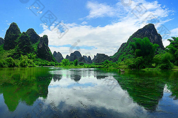 锯齿状的绿色山峰扬州中国反映水