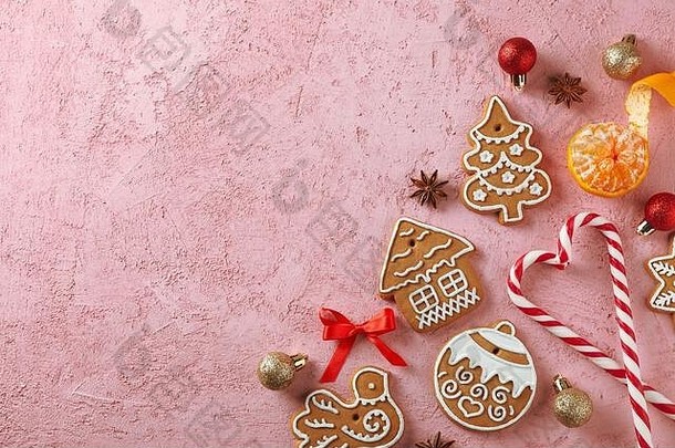 平铺构图，有美味的圣诞饼干、国语、粉红色背景上的糖果、文本空间。俯视图