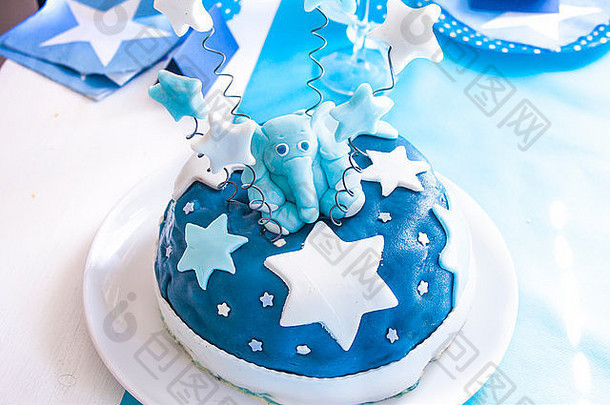 蓝色的杏仁糖蛋糕大象动物蓝色的白色星星使男孩婴儿淋浴