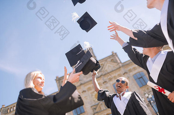 兴高采烈的毕业生戴着他们的硕士帽。