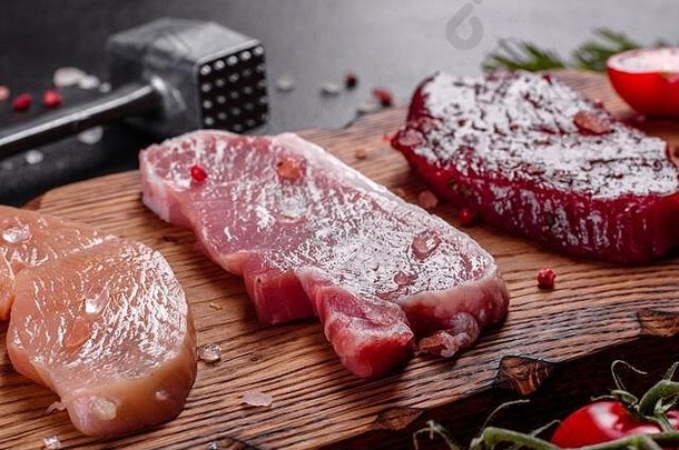 新鲜多汁的牛肉、猪肉和鸡肉牛排，配蔬菜即可烹调。烹调用不同种类的肉制成的牛排
