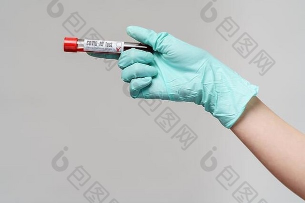 医生护士戴乳胶手套的妇女-携带病毒血液测试