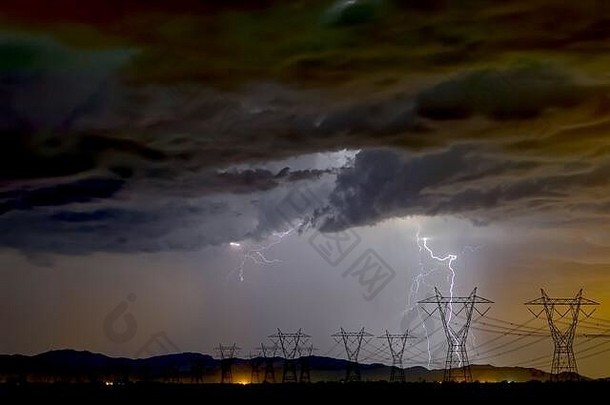 亚利桑那州一场深夜季风风暴期间，闪电了一些高压电线。