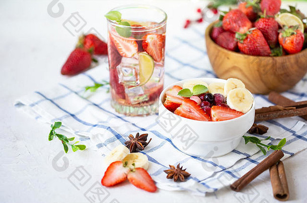 夏季背景的<strong>香蕉</strong>草莓和浆果健康早餐