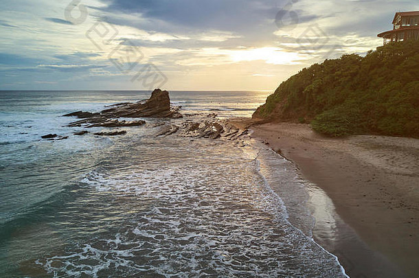 尼加拉瓜著名的<strong>冲浪</strong>胜地，在夕阳下为<strong>冲浪</strong>者提供了一块巨大的岩石