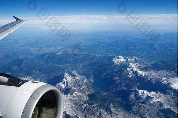奥地利10月阿尔卑斯山脉飞机翼视图飞机涡轮引擎