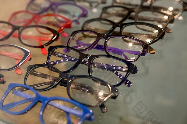 参展商眼镜组成货架上时尚眼镜所示墙光学商店色彩斑斓的优雅的眼镜商店