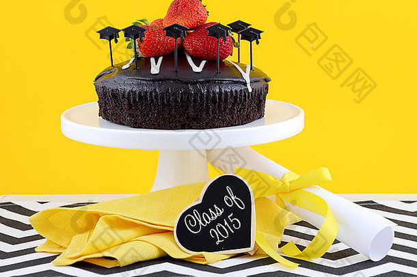 毕业日快乐黄、黑、白<strong>主题派对</strong>，巧克力蛋糕和草莓。