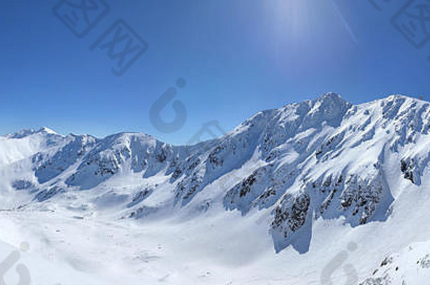 在一个阳光明媚的冬日，斯洛伐克低塔特拉斯州贾斯纳的高分辨率（100mpx ）雪盖肖波克峰全景图。