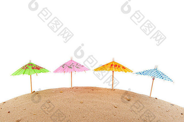 沙滩上有彩色阳伞的热带海滩