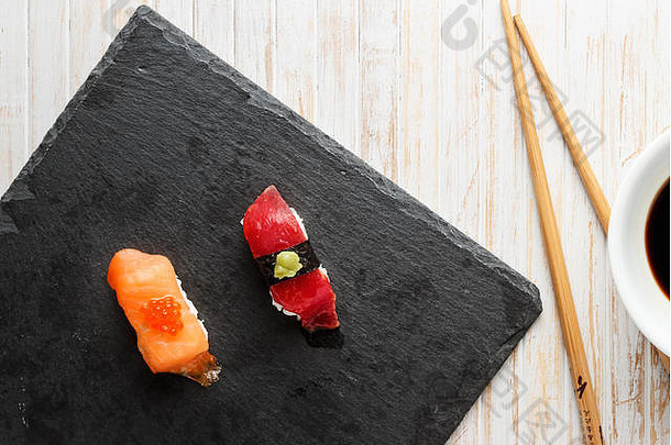 从上面看，黑板岩上有鲑鱼卵和<strong>红金鱼</strong>芥末酱。传统日本寿司风格的生鱼