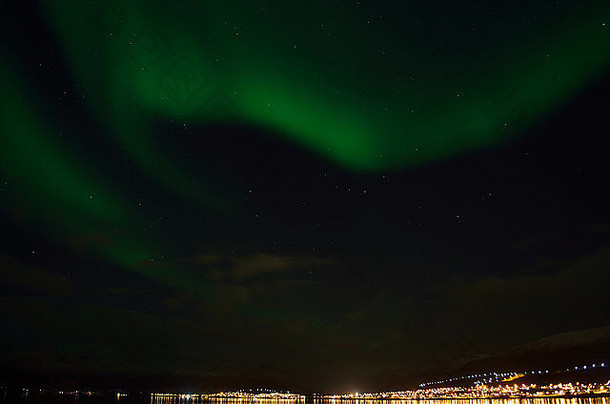 强大的充满活力的极光北欧化工北部光秋天晚上北极圆