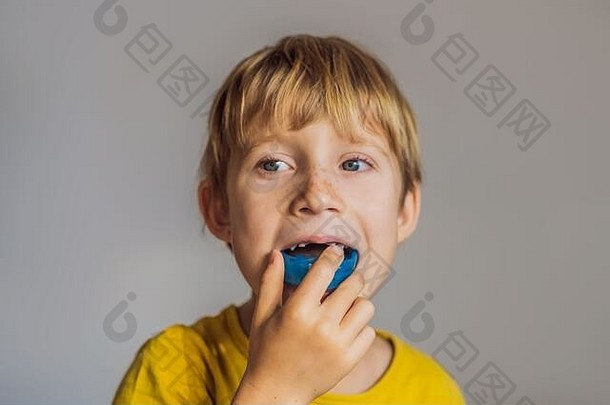 六年男孩显示myofunctional教练帮助平衡日益增长的牙齿正确的咬开发口呼吸习惯纠正位置