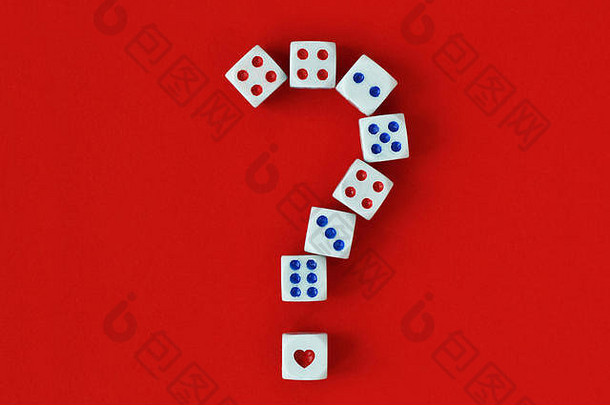 红色背景上由骰子和心脏组成的问号-爱情中的风险和机遇概念