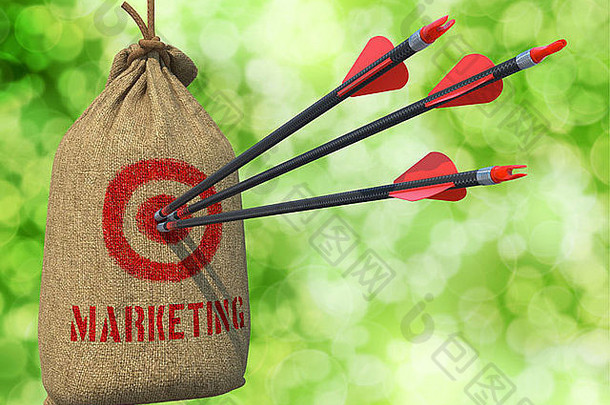市场营销箭头打击红色的目标挂袋绿色散景背景