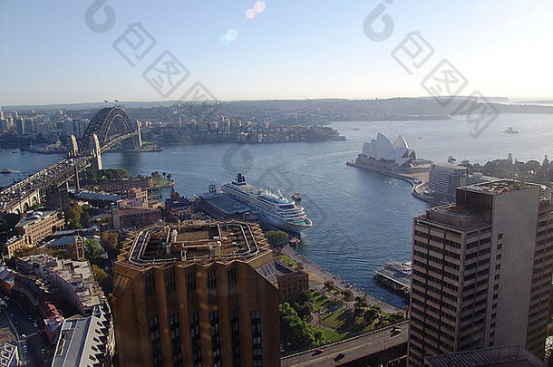 悉尼港的高水平视图，带有海港大桥歌剧院和环形码头，带有游轮