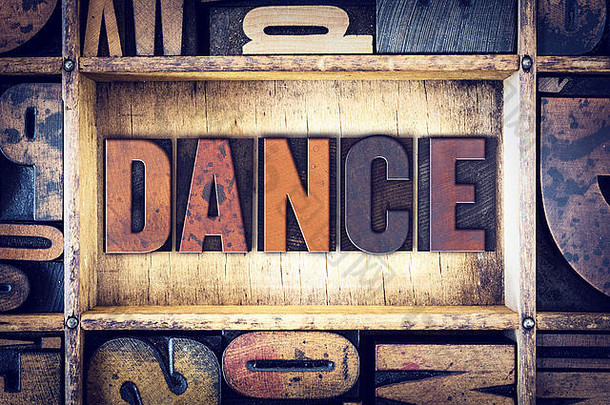 “舞蹈”一词是用复古木制活版印刷的。