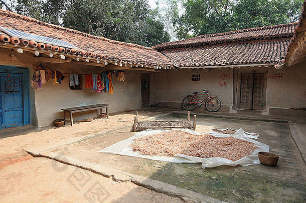 传统住宅的庭院。比尔瓦拉村。贾坎德哈扎里堡区