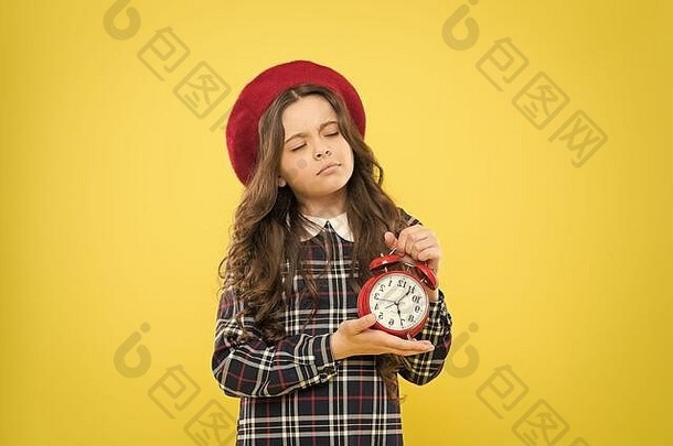 设置闹钟。小女孩抱着红色的钟。是时候了。总是准时。永远不会太迟。定义你自己的生活节奏。快乐时光概念。时间表和时间安排。有闹钟的女孩。