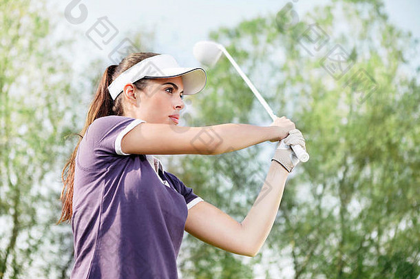 女子打<strong>高尔夫</strong>球，击球后站成姿势