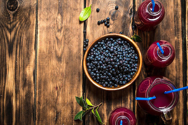 蓝莓新鲜果汁。在一张木桌上。