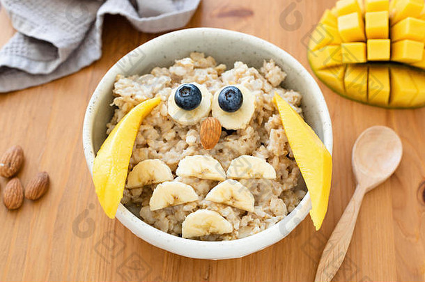 儿童早餐麦片粥形状像可爱的猫头鹰。食品艺术、食品造型理念