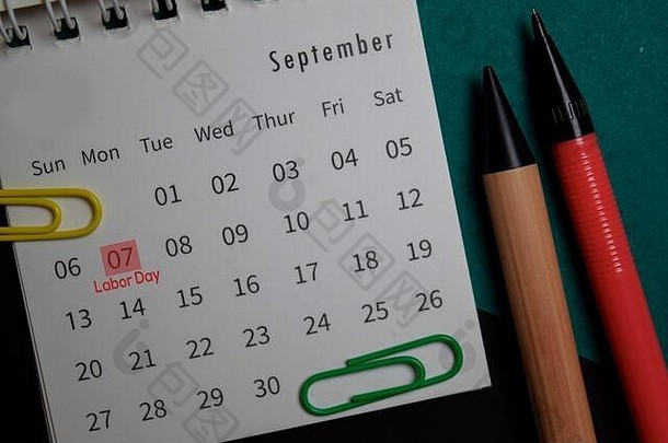 前视图9月每月日历标志着劳动一天孤立的办公室桌子上