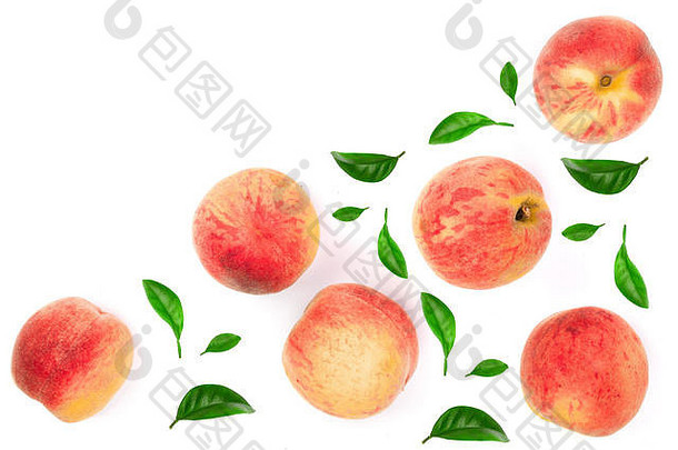 在白色背景上分离出成熟的桃子，并留有文本的拷贝空间。顶视图。平铺模式