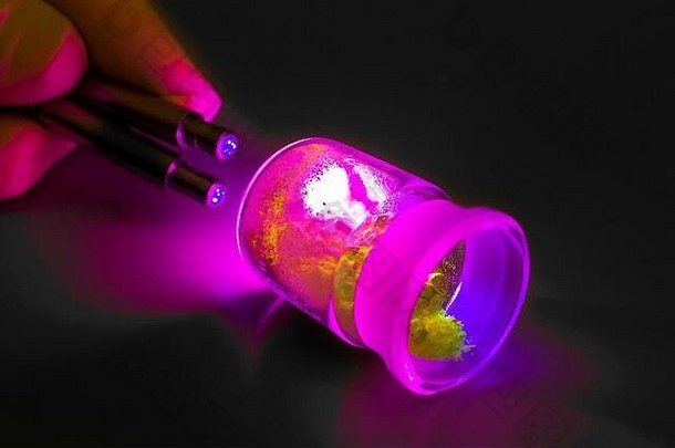 光致发光化学材料，称为荧光材料。粉末在不同颜色的紫外线辐射下在黑暗中发光。用于OLED显示器