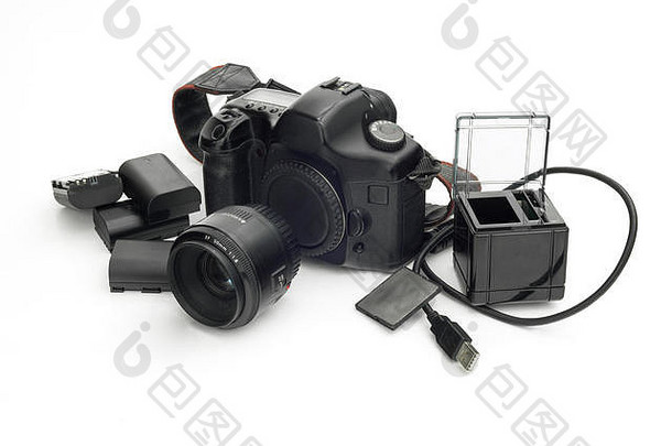 带有镜头、锂电池、SD卡和立方体的照相相机反射，可在白色隔离背景上将数据传输至PC