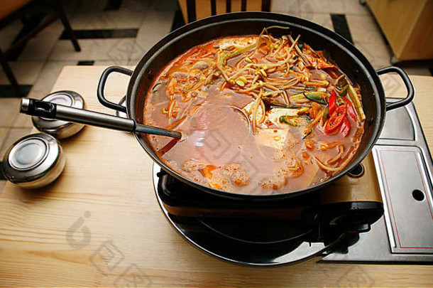 令人愉悦的健康亚洲厨房-美味营养的<strong>韩国</strong>汤，配面条和海鲜