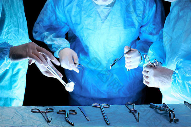 执行手术的医疗队。手术室工作的外科医生用蓝色调