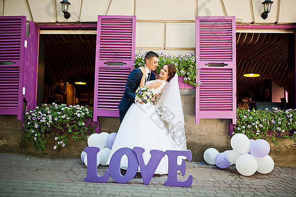 新婚夫妇，装饰紫色文字爱情背景紫色木窗