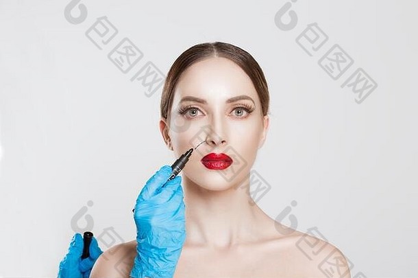 抗皱程序。鼻唇沟除皱整形手术美容填充手术概念。医生外科医生手戴手套画w