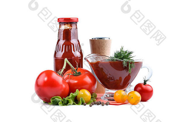 红色和黄色番茄的静物画，白色背景上的番茄酱和莳萝。孤立的物体。