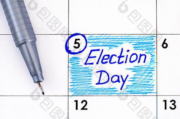 用钢笔提醒日历中的选举日。十一月五号。特写。