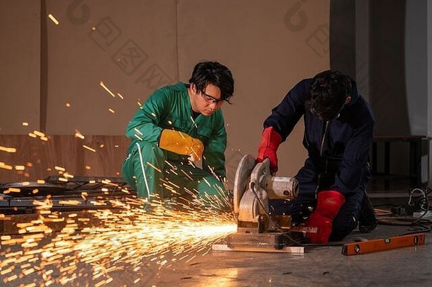 专业机械师用旋转碳素刀片切割金属钢
