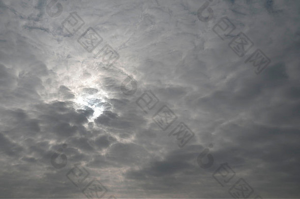 太阳穿过荷兰的云层。