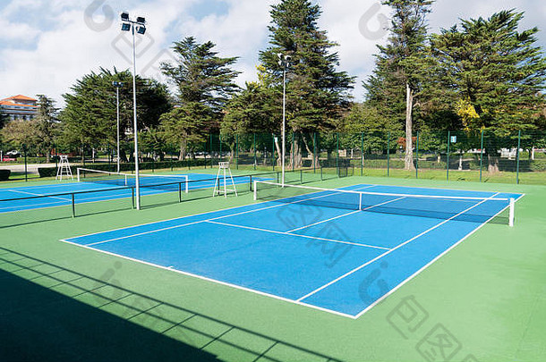 蓝色的网球法院户外阳光明媚的一天网球概念复制空间