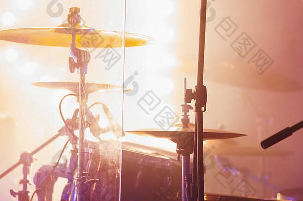 现场摇滚音乐照片背景，在明亮的闪光灯下用钹固定的摇滚鼓。特写照片，软选择焦点