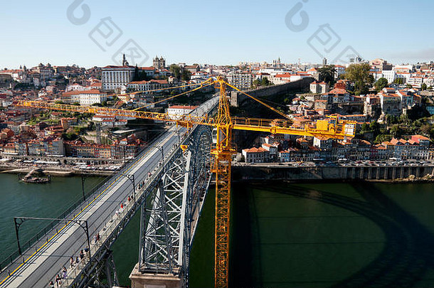 在葡萄牙波尔图的路易斯一世大桥附近可以看到一只起重机。