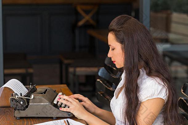 自由写作概念侧面图potrait女作家工作黑暗室内复古的打字机纸复制空间