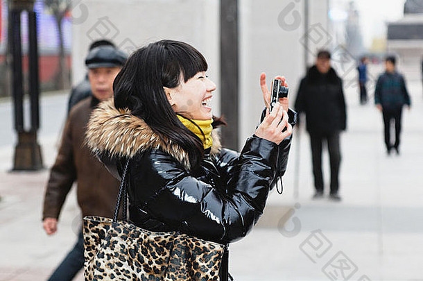 年轻的中国人女人采取照片笑咸阳中国