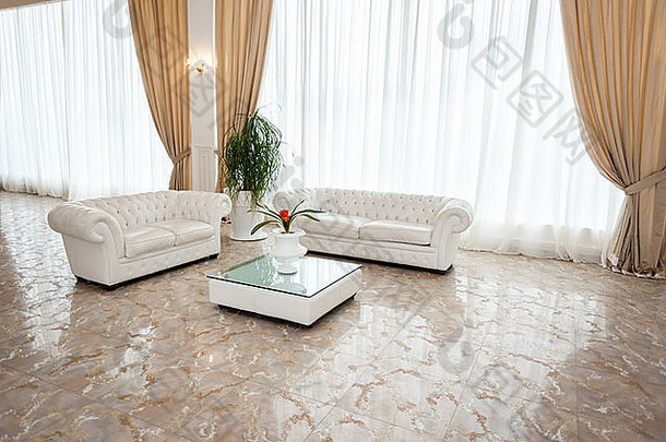 豪华、宽敞的现代化客厅，配有白色家具