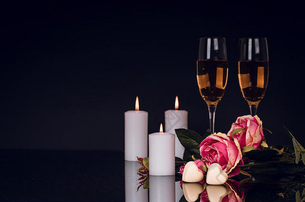 眼镜<strong>香槟玫瑰</strong>蜡烛心形状巧克力黑色的背景灯背景爱情人节一天凹陷