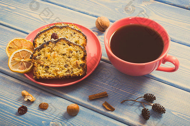 复古照片，一杯热黑咖啡和板上的新鲜烘焙水果蛋糕，美味的甜点